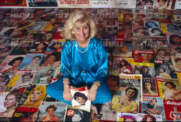 Mina Fabbri con le riviste su Sophia Loren della sua collezione, Fognano, 1999