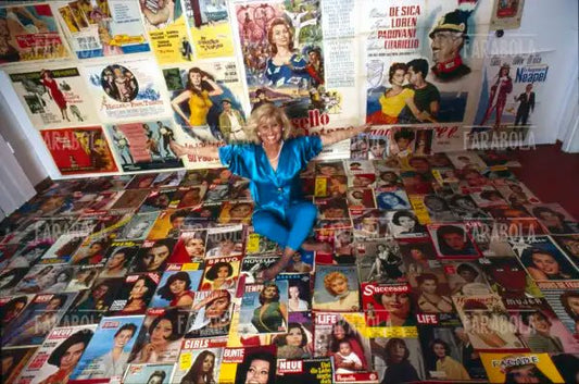 Mina Fabbri con le riviste e le locandine di Sophia Loren della sua collezione, Fognano, 1999