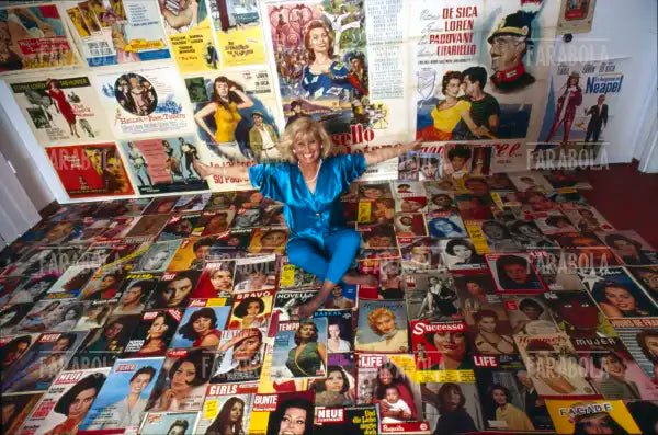 Mina Fabbri con le riviste e le locandine di Sophia Loren della sua collezione, Fognano, 1999