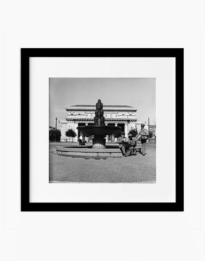 Stazione Centrale, Milano 1951 — stampa fine art con cornice nera