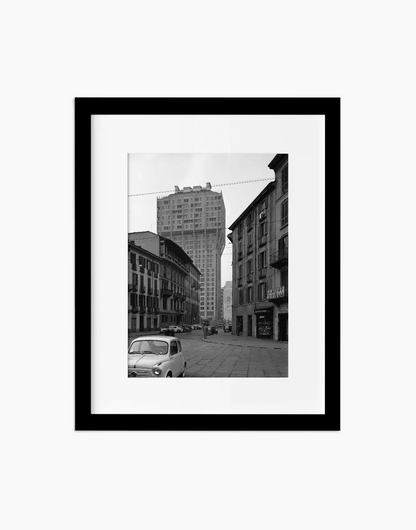 Torre Velasca, Milano 1958 — stampa fine art con cornice nera