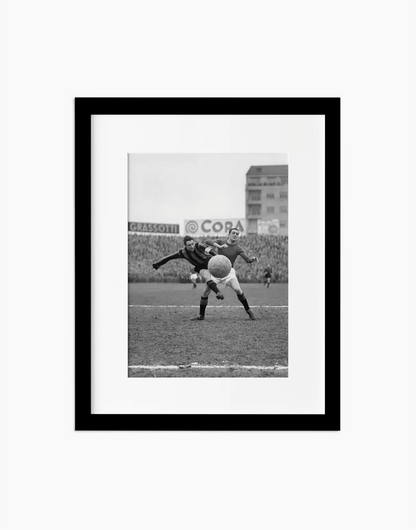 Tiro di Lorenzi, Inter-Como 1952 — stampa fine art con cornice nera