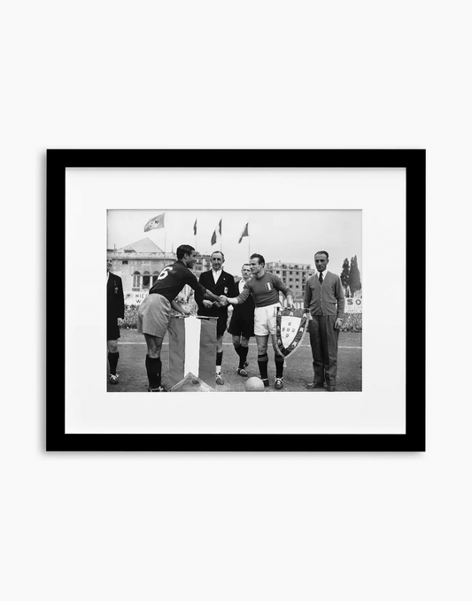 Valentino Mazzola e Chico Ferreira, Italia-Portogallo 1949 — stampa fine art con cornice nera