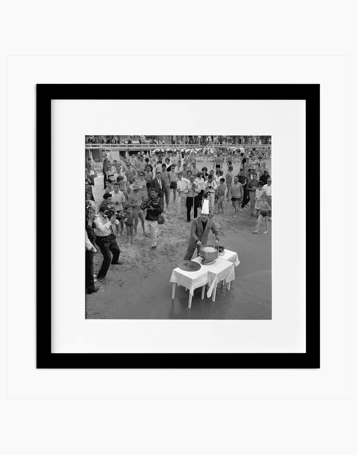 Tognazzi cucina gli spaghetti, Cannes 1964 — stampa fine art con cornice nera