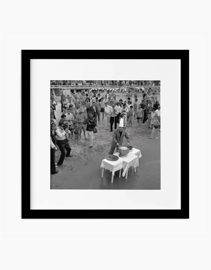 Tognazzi cucina gli spaghetti, Cannes 1964 — stampa fine art con cornice nera