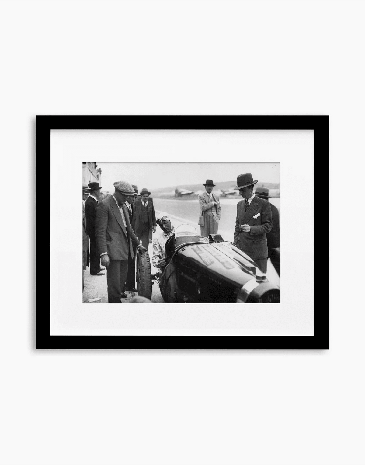 Achille Varzi su Bugatti, 1932 — stampa fine art con cornice nera