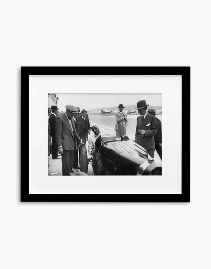 Achille Varzi su Bugatti, 1932 — stampa fine art con cornice nera