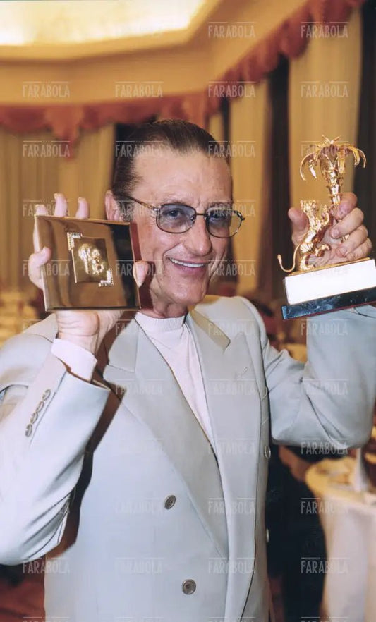 Tony Renis con il premio alla carriera, Festival di Sanremo, 2000