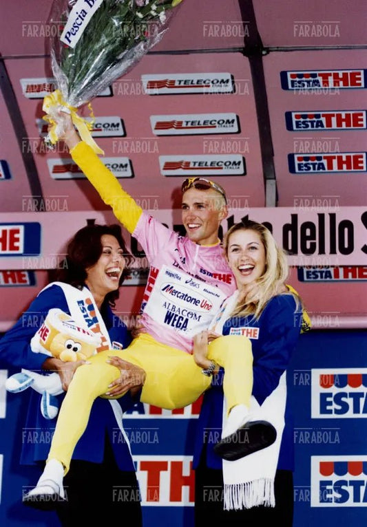 Stefano Garzelli in maglia rosa sul podio, Giro d'Italia, Sestriere, 2000
