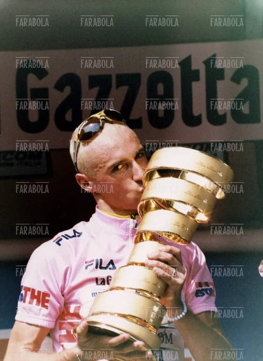 Stefano Garzelli vincitore del Giro d'Italia con il trofeo, Milano, 2000