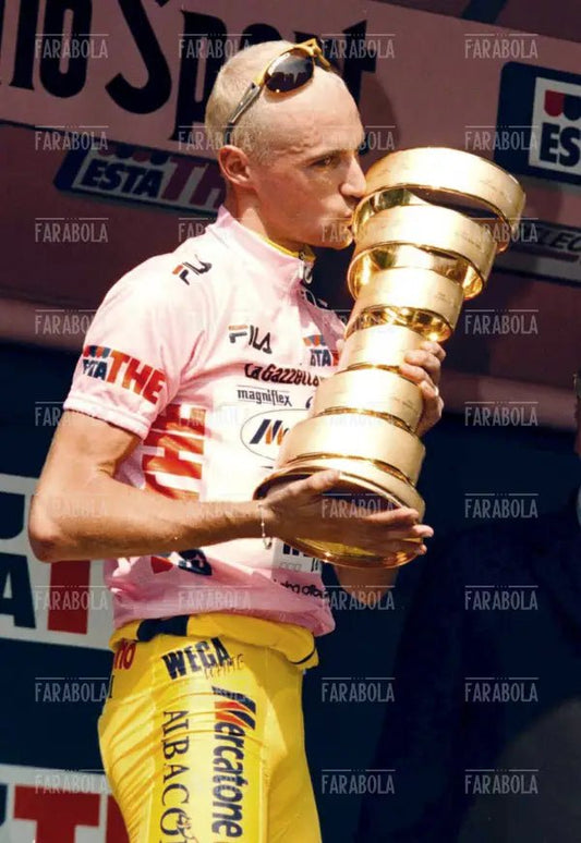 Stefano Garzelli vincitore del Giro d'Italia con il trofeo, Milano, 2000