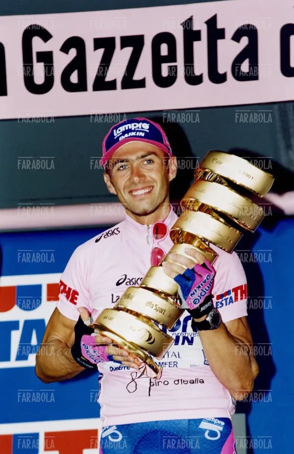Gilberto Simoni vincitore del Giro d'Italia con il trofeo, Milano, 2001