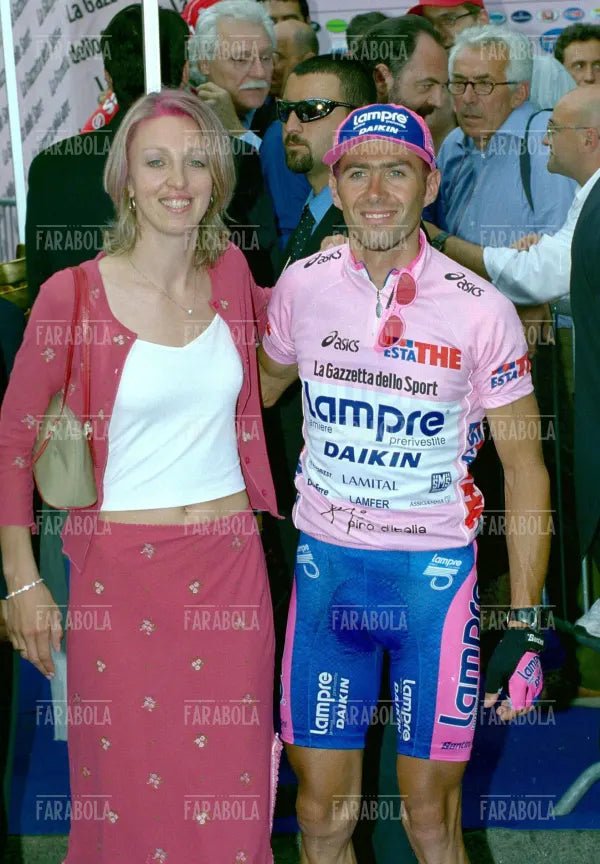 Gilberto Simoni vincitore del Giro d'Italia con la fidanzata Arianna, Milano, 2001
