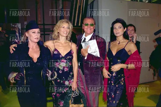Ursula Andress, Daniela Poggi, Renzo Arbore e Nadia Bengala, sfilata di Mariella Burani, Milano, 2001