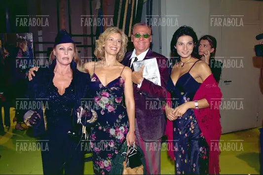 Ursula Andress, Daniela Poggi, Renzo Arbore e Nadia Bengala, sfilata di Mariella Burani, Milano, 2001
