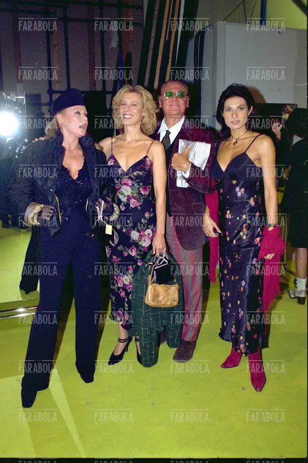 Ursula Andress, Daniela Poggi, Renzo Arbore und Nadia Bengala, Modenschau von Mariella Burani, Mailand, 2001
