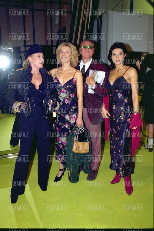 Ursula Andress, Daniela Poggi, Renzo Arbore e Nadia Bengala, sfilata di Mariella Burani, Milano, 2001