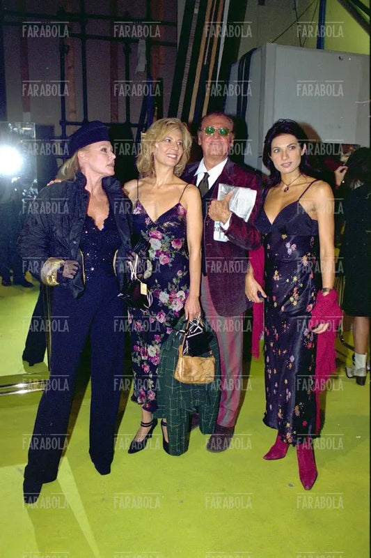Ursula Andress, Daniela Poggi, Renzo Arbore e Nadia Bengala, sfilata di Mariella Burani, Milano, 2001