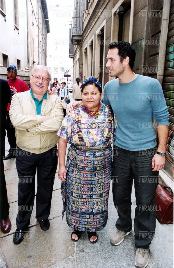 Gianni Minà, Rigoberta Menchú e Raoul Bova, Milano, 2002