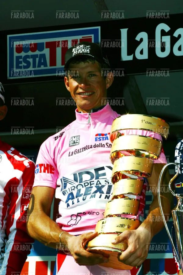 Paolo Savoldelli vincitore del Giro d'Italia sul podio, Milano, 2002
