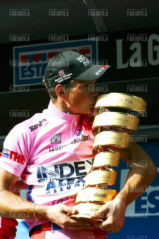 Paolo Savoldelli vincitore del Giro d'Italia sul podio, Milano, 2002
