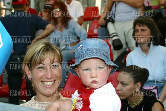 Benedetta, fidanzata di Paolo Savoldelli, e il nipote, Giro d'Italia, Milano, 2002