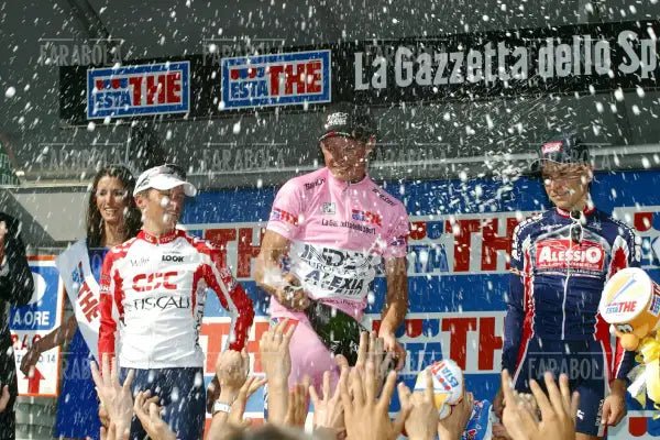 Tyler Hamilton, Paolo Savoldelli und Pietro Caucchioli auf dem Podium des Giro d'Italia, Mailand, 2002
