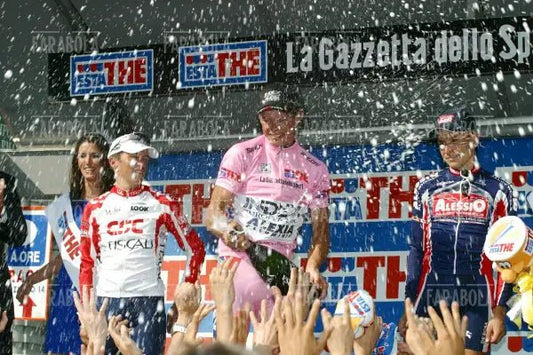 Tyler Hamilton, Paolo Savoldelli e Pietro Caucchioli sul podio del Giro d'Italia, Milano, 2002