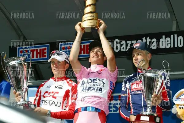 Tyler Hamilton, Paolo Savoldelli e Pietro Caucchioli sul podio del Giro d'Italia, Milano, 2002