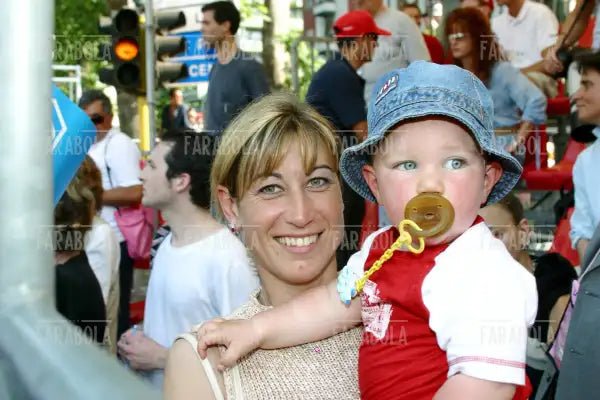 Benedetta, fidanzata di Paolo Savoldelli, e il nipote, Giro d'Italia, Milano, 2002