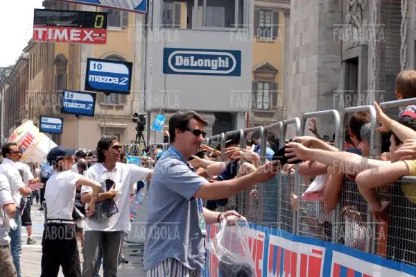 Gli sponsor distribuiscono cappelli, cronometro all'Idroscalo, Giro d'Italia, Milano, 2003