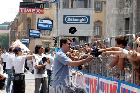 Gli sponsor distribuiscono cappelli, cronometro all'Idroscalo, Giro d'Italia, Milano, 2003