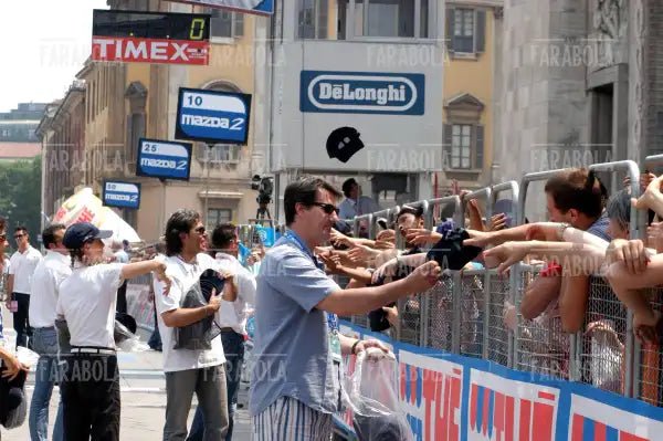 Gli sponsor distribuiscono cappelli, cronometro all'Idroscalo, Giro d'Italia, Milano, 2003