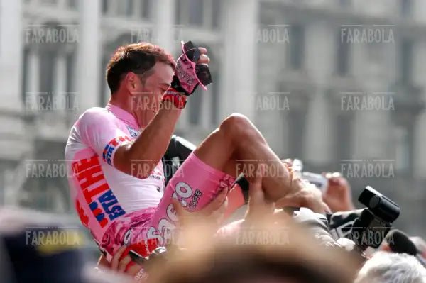 Gilberto Simoni portato in trionfo dai tifosi, cronometro all'Idroscalo, Giro d'Italia, Milano, 2003