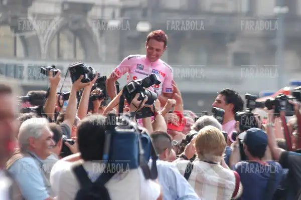 Gilberto Simoni portato in trionfo dai tifosi, cronometro all'Idroscalo, Giro d'Italia, Milano, 2003