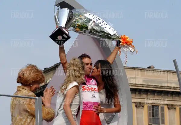 Gilberto Simoni vincitore sul podio, cronometro all'Idroscalo, Giro d'Italia, Milano, 2003