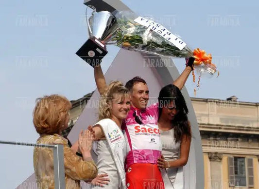 Gilberto Simoni vincitore sul podio, cronometro all'Idroscalo, Giro d'Italia, Milano, 2003