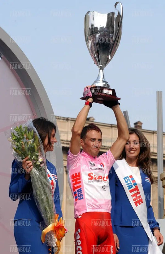 Gilberto Simoni vincitore sul podio, cronometro all'Idroscalo, Giro d'Italia, Milano, 2003