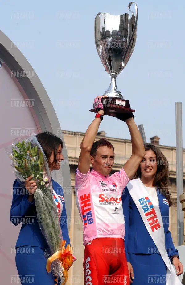 Gilberto Simoni vincitore sul podio, cronometro all'Idroscalo, Giro d'Italia, Milano, 2003