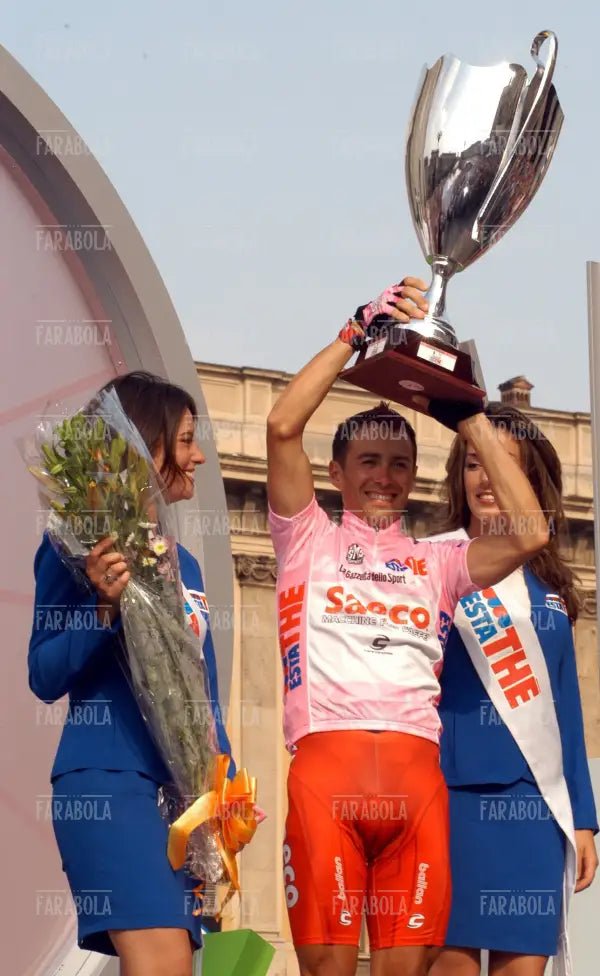 Gilberto Simoni vincitore sul podio, cronometro all'Idroscalo, Giro d'Italia, Milano, 2003
