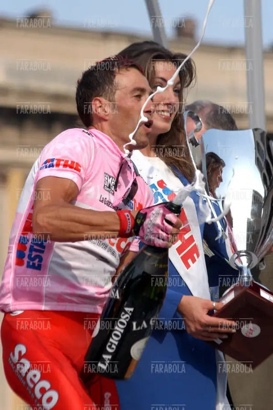 Gilberto Simoni vincitore sul podio, cronometro all'Idroscalo, Giro d'Italia, Milano, 2003