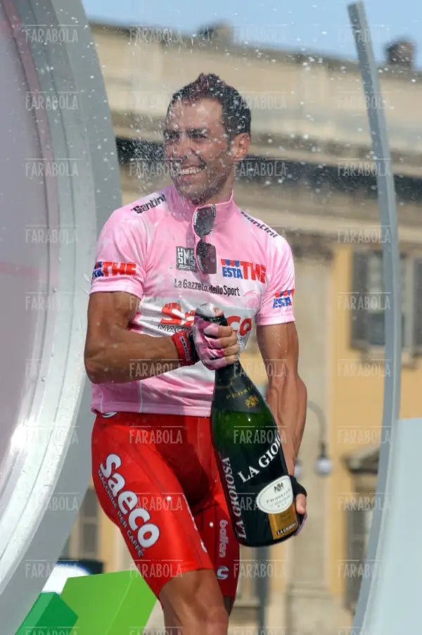 Gilberto Simoni vincitore sul podio, cronometro all'Idroscalo, Giro d'Italia, Milano, 2003