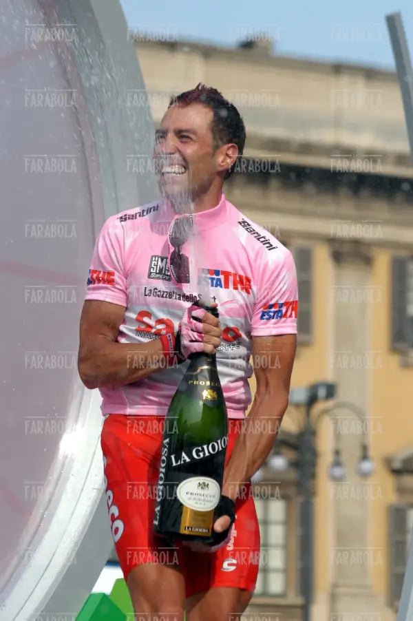 Gilberto Simoni vincitore sul podio, cronometro all'Idroscalo, Giro d'Italia, Milano, 2003