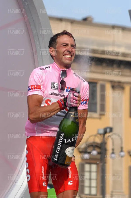 Gilberto Simoni vincitore sul podio, cronometro all'Idroscalo, Giro d'Italia, Milano, 2003