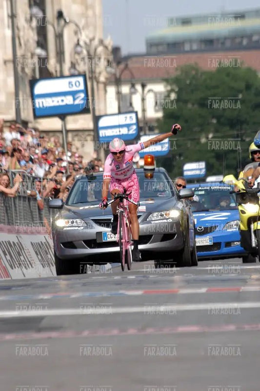 Gilberto Simoni taglia il traguardo, cronometro all'Idroscalo, Giro d'Italia, Milano, 2003