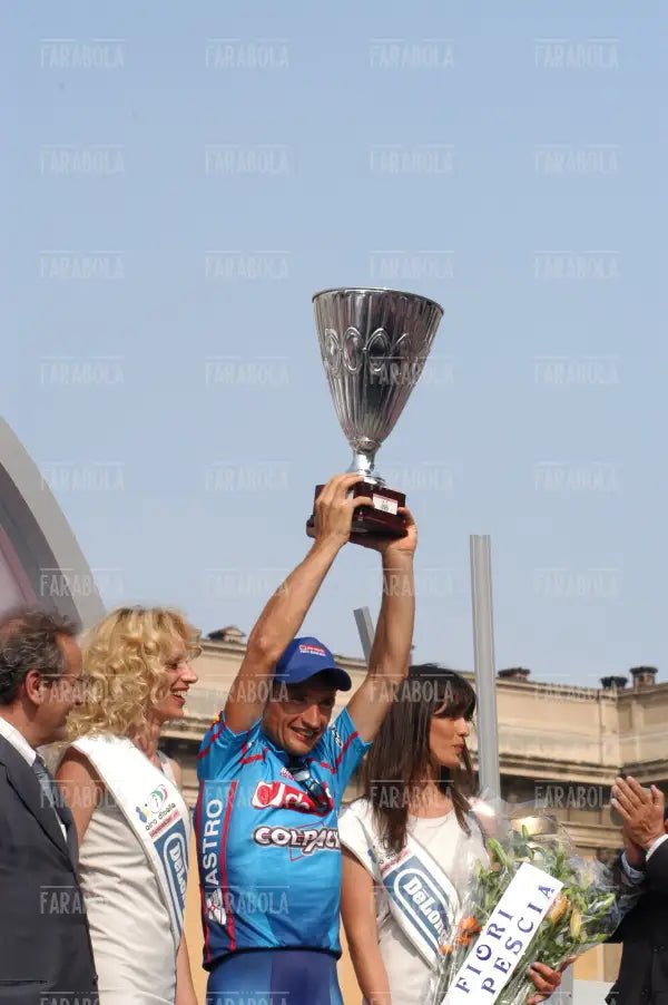 Serhiy Honchar vincitore della tappa sul podio, cronometro all'Idroscalo, Giro d'Italia, Milano, 2003