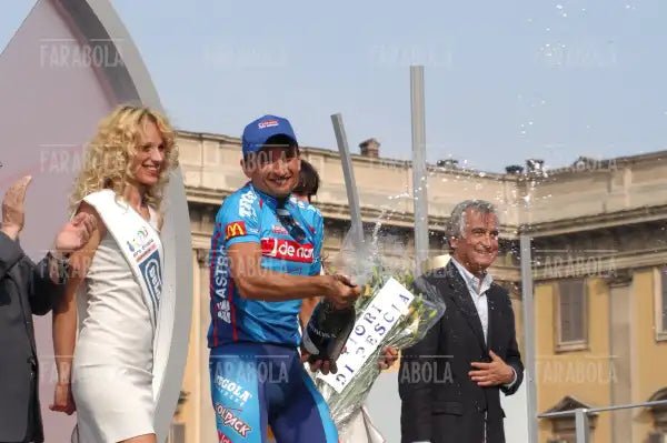 Serhiy Honchar vincitore della tappa sul podio, cronometro all'Idroscalo, Giro d'Italia, Milano, 2003