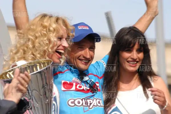 Serhiy Honchar vincitore della tappa sul podio, cronometro all'Idroscalo, Giro d'Italia, Milano, 2003