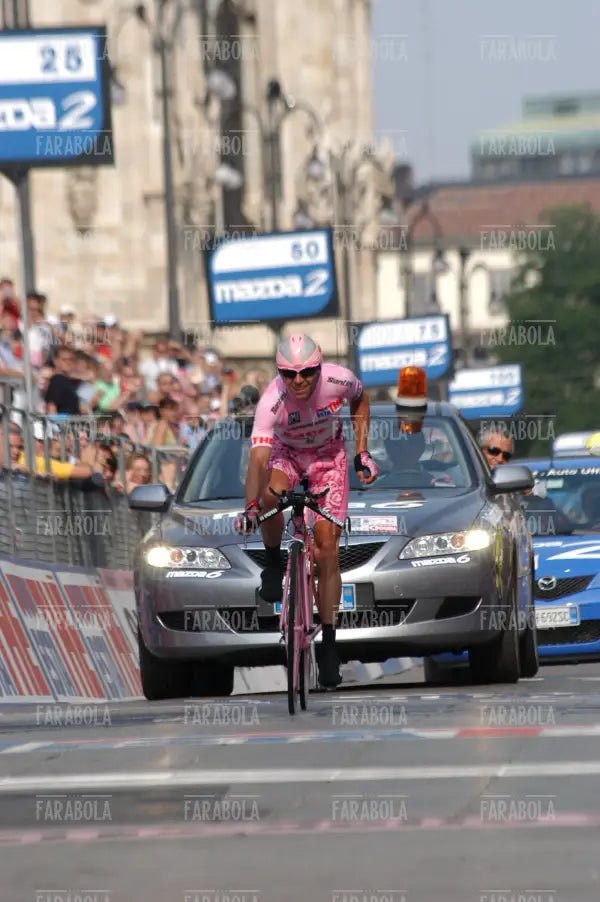Gilberto Simoni taglia il traguardo, cronometro all'Idroscalo, Giro d'Italia, Milano, 2003