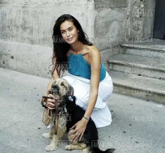 Megan Gale e la cagnolina Mina, campagna contro l'abbandono degli animali, Milano, 2003